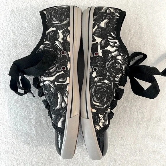 Brighton Black & Cream "Sketch" Floral Lace Sneakers with Patent Leather EUC - Picture 3 of 10